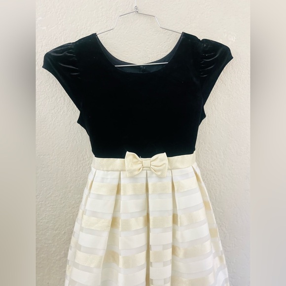 Jonathan Michelle dress size 12
17” across chest pit to pit loose on the waist - Picture 3 of 14